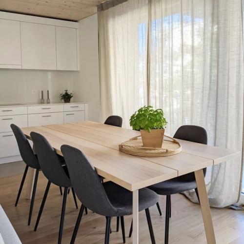 Кухня с наполовину окрашенными стенами и ковры в интерьере: современный дом с деревянным потолком в Турции. 02