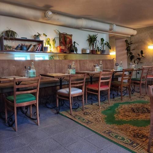 Синичка бар.  Ресторация стилизована под советские заведения и всё в ней продумано до мелочей: вывеска, обои, мебель и прочие предметы интерьера. 06