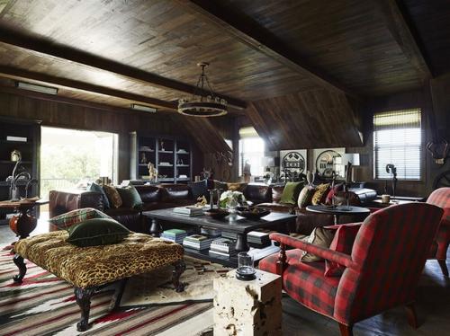 Дерево, тёмные тона и разнообразные принты: дом, вдохновленный амбарами среднего Запада США. 01