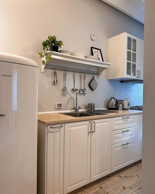 Интерьер съемной скандинавской квартиры, находящейся на последнем этаже. 02