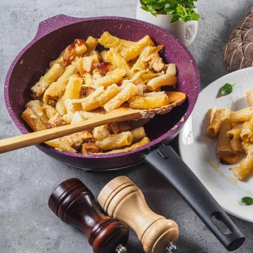 Ассортимент сковород ТМ Kukmara включает в себя изделия самых популярных диаметров как без ручек, так и с фиксированными или со съемными ручками. 05