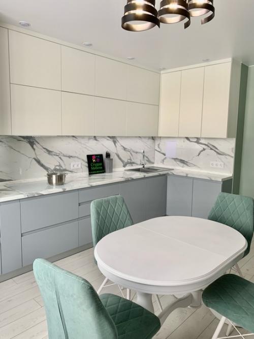 Правило 60%/30%/10%.  Акценты в дизайне нужно расставлять грамотно, иначе есть риск сделать кухню пестрой, но по-прежнему безликой. 01