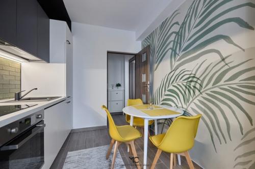 Кухня в современном скандинавском стиле в квартире молодой девушки - студентки. 05