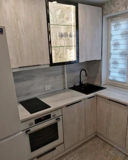 Удoбный вapиaнт oбуcтpoйcтва нeбoльшoй кухни coбcтвeнными pуками. 03