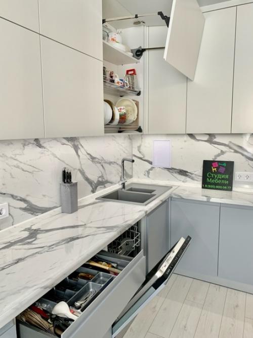 Правило 60%/30%/10%.  Акценты в дизайне нужно расставлять грамотно, иначе есть риск сделать кухню пестрой, но по-прежнему безликой. 02