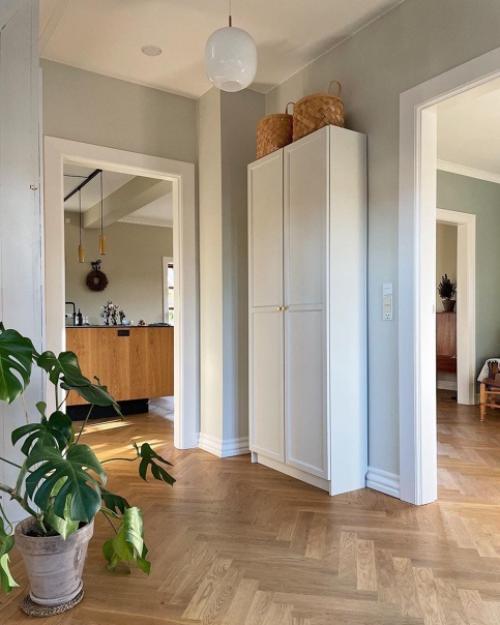 Оливковый, розовый, голубой, зелёный -- интерьер этого шведского дома буквально пестрит яркими красками и принтами. 02