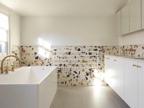 Изначально терраццо - напольное покрытие, которое производится из мраморной крошки, связанной твердым клинкерным цементом. 06