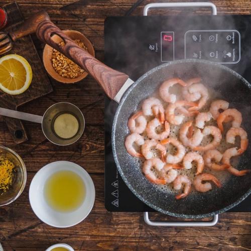 Ассортимент сковород ТМ Kukmara включает в себя изделия самых популярных диаметров как без ручек, так и с фиксированными или со съемными ручками. 04