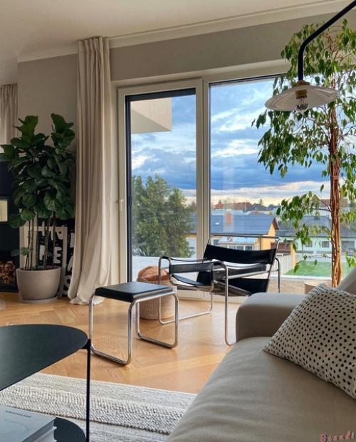 Эстетика современного интерьера в приятных базовых цветах и с прекрасным видом из больших панорамных окон. 02