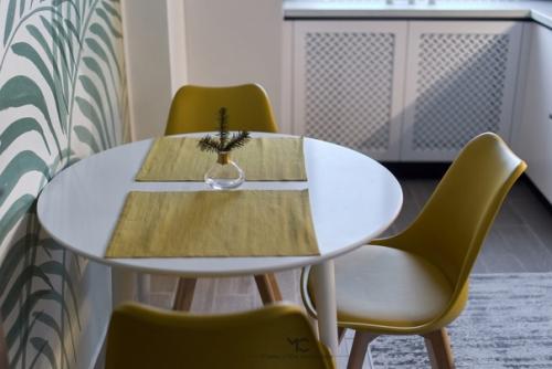 Кухня в современном скандинавском стиле в квартире молодой девушки - студентки. 06