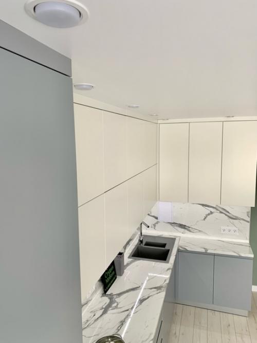 Правило 60%/30%/10%.  Акценты в дизайне нужно расставлять грамотно, иначе есть риск сделать кухню пестрой, но по-прежнему безликой. 03