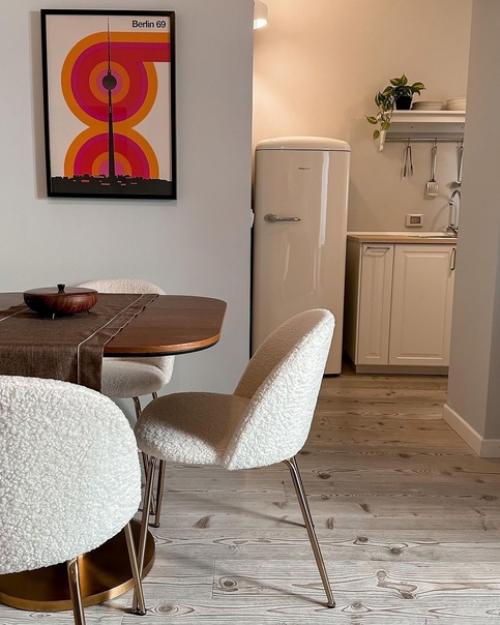 Интерьер съемной скандинавской квартиры, находящейся на последнем этаже. 01