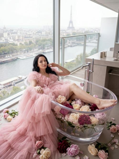 Промпт: 
Внешность.  Создай изображение в стиле высокой моды, с акцентом на эстетику роскоши и утончённости.  