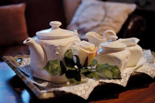 Уютный и очень атмосферный интерьер кухни - гостиной в загородном бревенчатом доме. 06