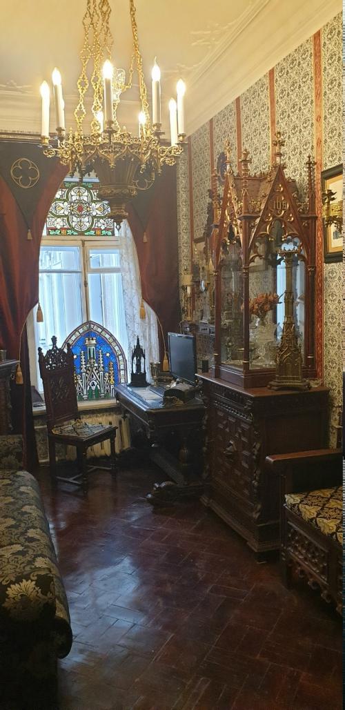 Побывала в готической квартире, расположенной в бывшем доходном доме герцога лейхтенбергского. 05