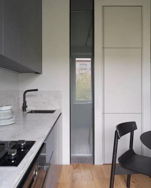 Строгий интерьер студии 36 кв. 02