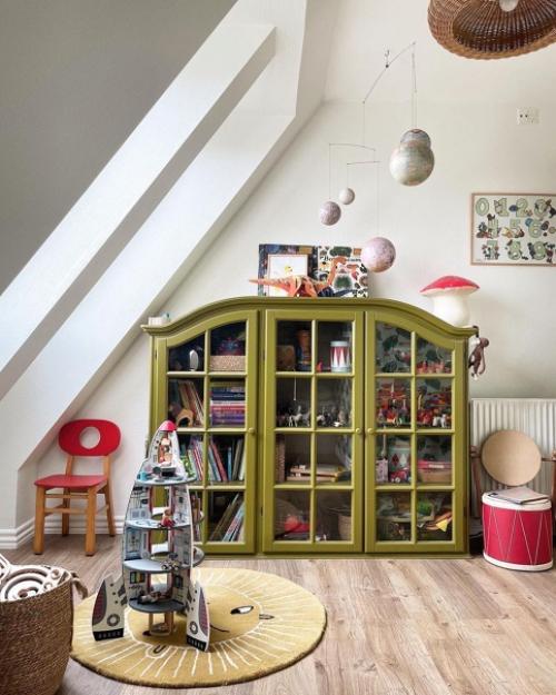 Оливковый, розовый, голубой, зелёный -- интерьер этого шведского дома буквально пестрит яркими красками и принтами. 04