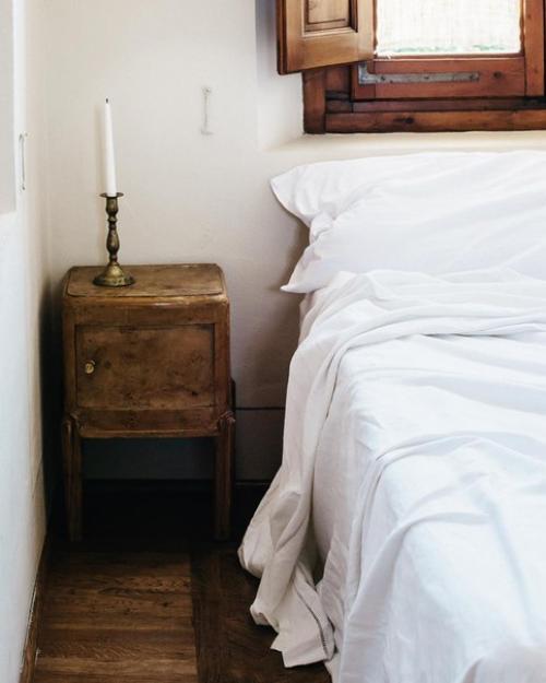 Очень нравятся такие лаконичные и стильные интерьеры, а посуда и мебель передают особый дух этого дома. 05