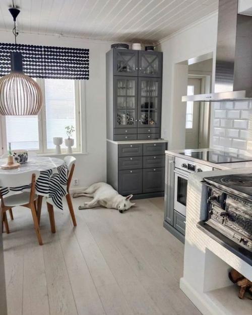 Серая кухня прекрасна тем, что может отражать элегантность и придавать интерьеру современный и стильный вид. 02