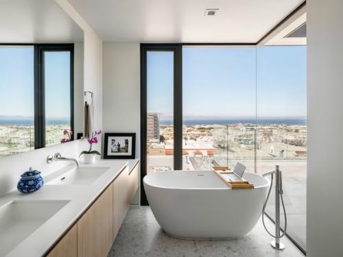 Местная студия Dumican Mosey в 2022 году завершила ремонт дома 1907 года постройки с красной лестницей в районе русского холма в Сан-франциско. 08