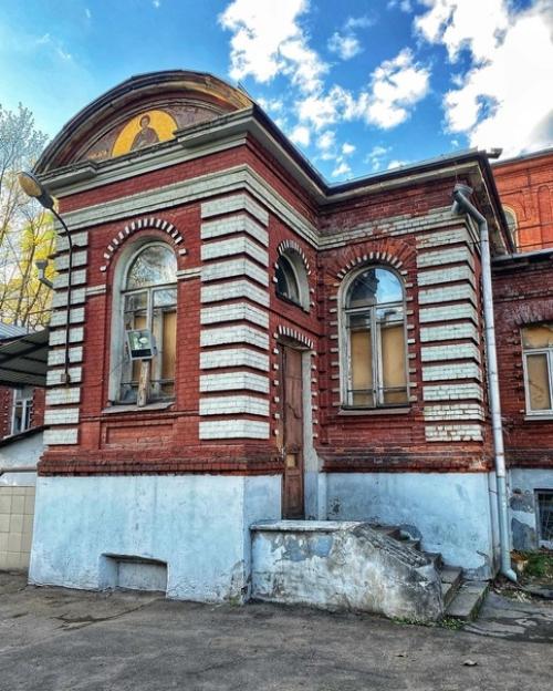 Разрушающаяся старинная больница святой Ольги. 01