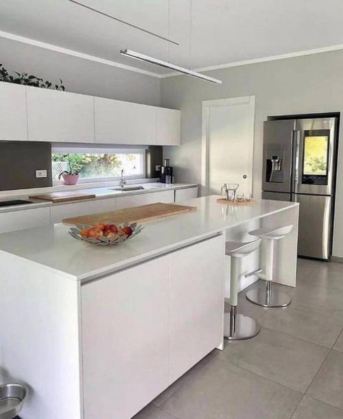 Серо - белая кухня - гостиная без лишних изяществ. 04