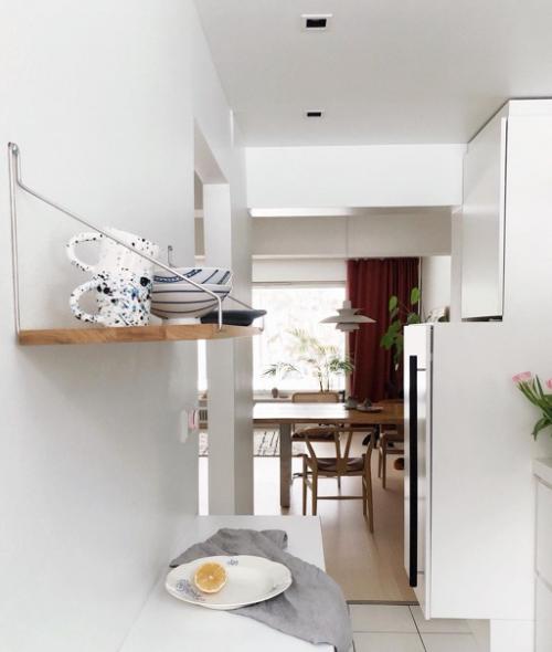 Белая квартира с множеством красочных элементов и интересным декором. 06