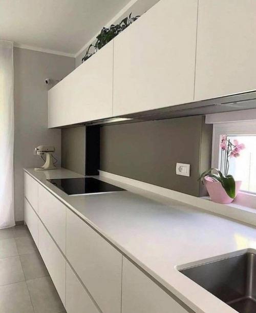 Серо - белая кухня - гостиная без лишних изяществ. 05