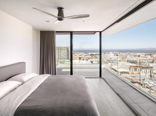 Местная студия Dumican Mosey в 2022 году завершила ремонт дома 1907 года постройки с красной лестницей в районе русского холма в Сан-франциско. 06