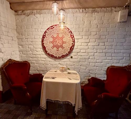 В Вологде очень советую посетить крайне аутентичный ресторан при гостинице Дом Купчихи Ершовой: восхитительный интерьер и изумительная кухня. 02