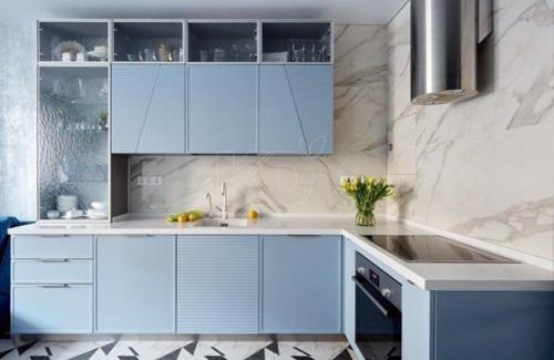 Невероятная кухня с мягкими небесно-голубыми фасадами. 03