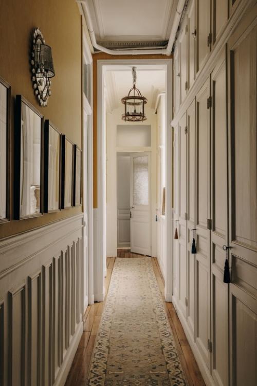 В интерьерах своей парижской квартиры декоратор Тимоти Корриган соединил очарование английского загородного дома и французскую изысканность. 07