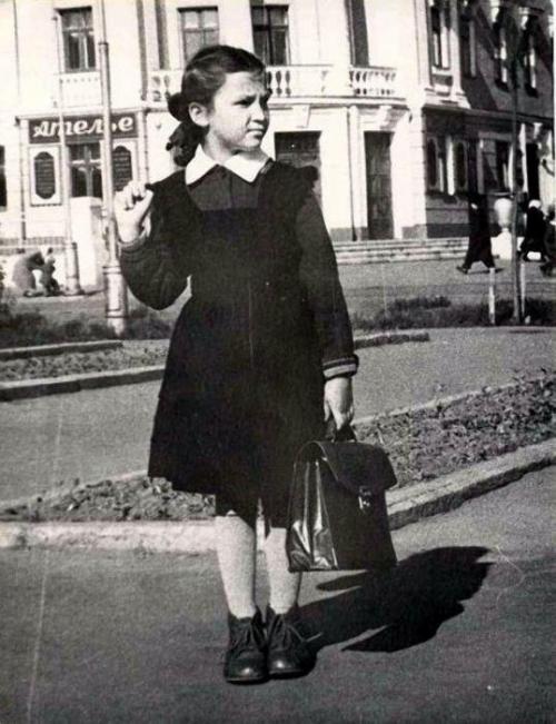 Знаете ли вы, что школьная форма, введённая в Ссср в 1949 году при Сталине, шилась из роскошного материала?  