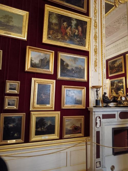 Восстановить большой гатчинский дворец из руин, оставленных в годы войны фашистами, удалось , внимание, только в 21 веке. 04