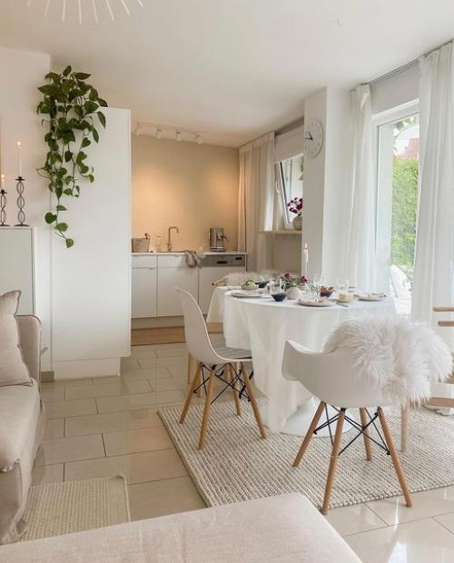 Светлый и стильный интерьер современной квартиры с деревянными элементами, теплым освещением и красивым текстилем и декором. 02