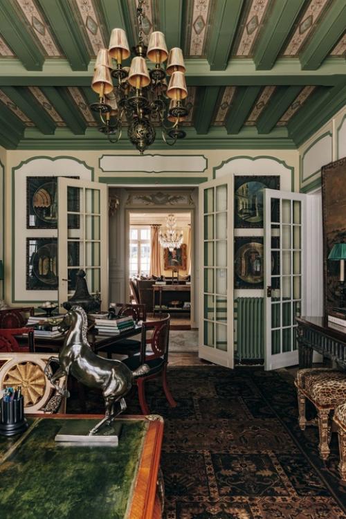 В интерьерах своей парижской квартиры декоратор Тимоти Корриган соединил очарование английского загородного дома и французскую изысканность. 01