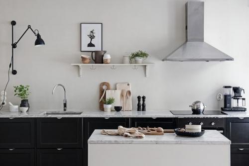 Просторная шведская квартира выбором цвета и украшением интерьера выделяется. 05