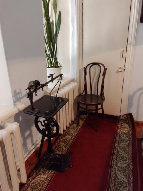 Босая, она неслышно ступает по ковровым дорожкам с маленьким пластиковым ведерком в руке - поливает цветы. 02