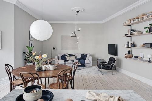 Просторная шведская квартира выбором цвета и украшением интерьера выделяется. 02