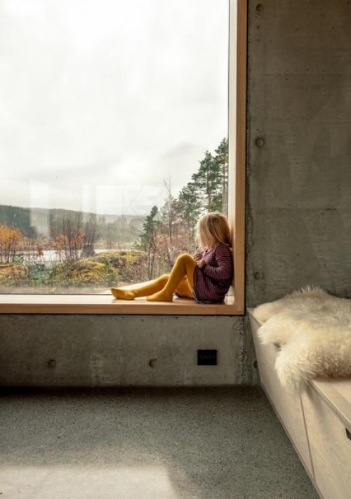 Норвегия.  Постройка стоит на скалистой возвышенности, откуда открываются завораживающие виды на фьорд. 05