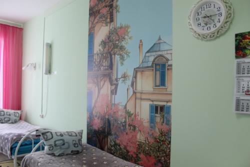 Мы постоянно работаем над созданием уютной и комфортной атмосферы в жилых комнатах наших проживающих. 02