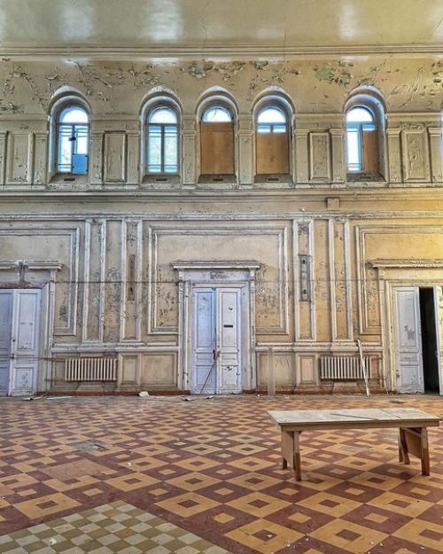 Разрушающаяся старинная больница святой Ольги. 02