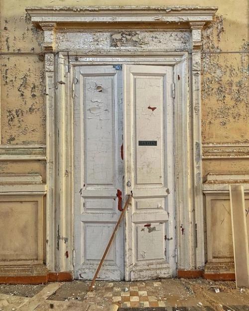 Разрушающаяся старинная больница святой Ольги. 05