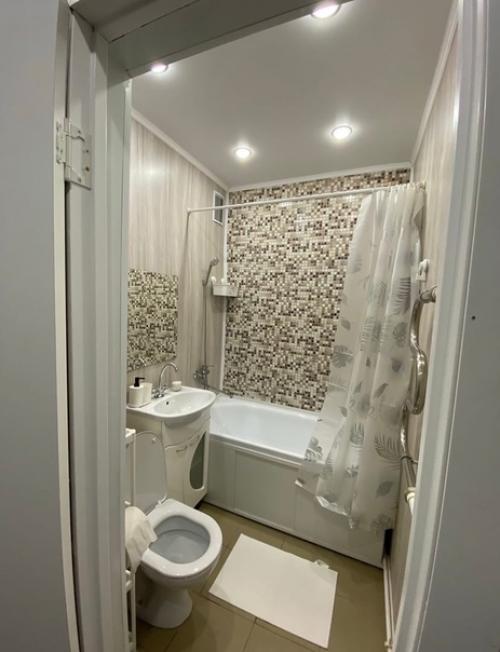 С 12 июня сдаётся евродвушка ( кухня соединенная с гостиной), спальня, гардеробная. 05