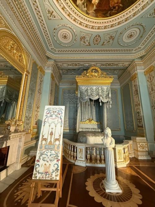 Восстановить большой гатчинский дворец из руин, оставленных в годы войны фашистами, удалось , внимание, только в 21 веке. 03