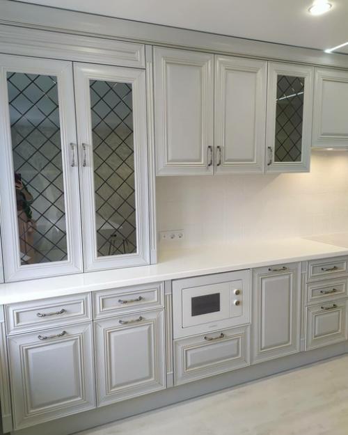 Нежная кухня - гостиная в прекрасном проекте большой квартиры. 01