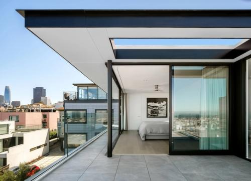 Местная студия Dumican Mosey в 2022 году завершила ремонт дома 1907 года постройки с красной лестницей в районе русского холма в Сан-франциско. 05