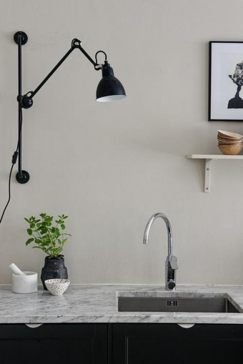 Просторная шведская квартира выбором цвета и украшением интерьера выделяется. 01