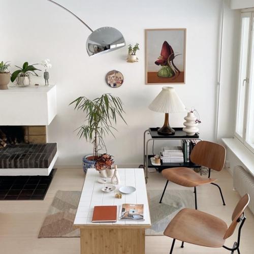 Белая квартира с множеством красочных элементов и интересным декором. 07