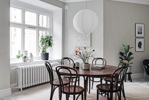 Просторная шведская квартира выбором цвета и украшением интерьера выделяется.